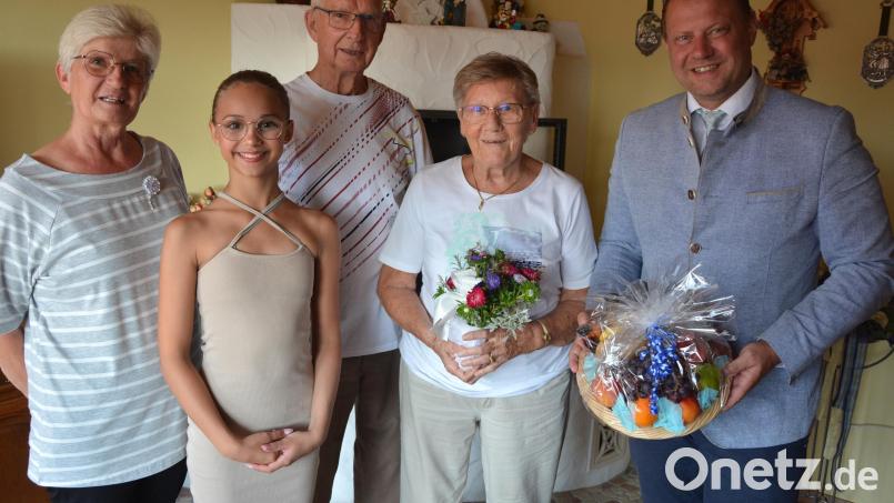 Brigitte Märten (Zweite von rechts) feierte am Mittwoch ihren 85. Geburtstag. Dazu gratulierten Tochter Petra, Urenkelin Sarah-Leah, Ehemann Manfred und Bürgermeister Stefan Grillmeier (von links). Bild: jr