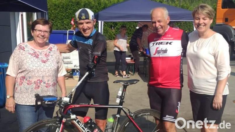 Unter dem Motto „Fitness bringt Licht nach Nepal“ findet am Samstag, 23. August, der 20. Pirker Kreisel statt. An der Benefiz-Radltour beteiligen sich immer wieder „prominente“ Radler wie z.B. der Extrem-Radfahrer Wolfgang Stöckl, hier mit Chef-Organisatorin Bärbel Birner (links), Kreisel-Gründer Josef Böller (Zweiter von rechts) und Isabelle Haustein (rechts). Archivbild: u