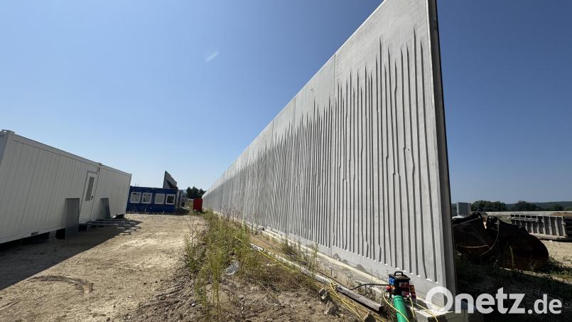 Fast die gesamte Mauer um das Areal ist bereits fertig. Bild: M. Bäumler