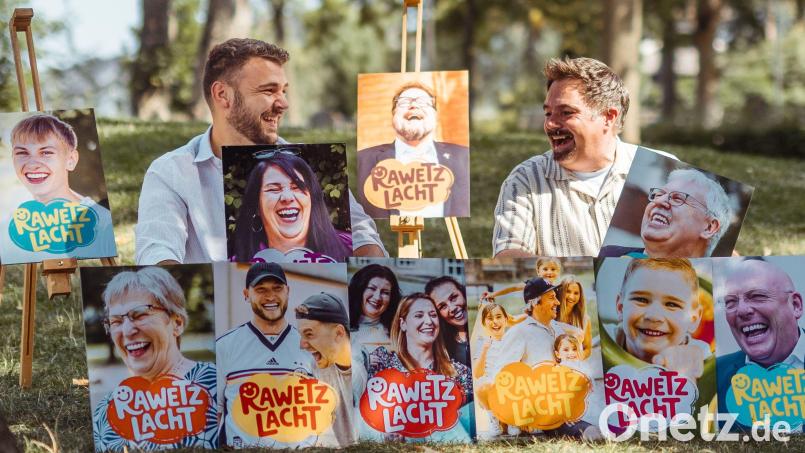 Strahlende Rawetzer prägen die neue Imagekampagne „Rawetz lacht“, die von Sebastian Macht (rechts) und André Eckardt ins Leben gerufen wurde. Bild: MAKnetisch e.V