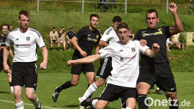 Hier schafft es Noah Günter (weißes Trikot) vom SV Altendorf gegen Lukas Böhm vom SV Pullenried zu klären. Trotzdem traf Böhm beim 6:3-Auswärtssieg dreifach gegen die Altendorfer. Bild: Hans Mark