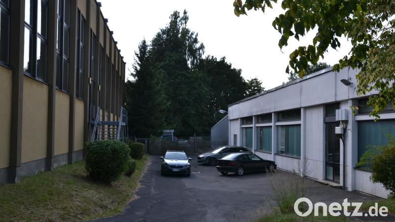 In diesem Bereich auf dem Betriebsgelände an der Äußeren Regensburger Straße hat das Autohaus Brucker den Anbau einer Werkstatt und eines Ersatzteillagers geplant. Das Vorhaben überschreitet allerdings die Grenze zum Nachbargrundstück, auf dem das Kettelerhaus (links) steht. Aus Brandschutzgründen musste der Stadtrat daher sein Veto einlegen. Beide Seiten sind aber zuversichtlich, dass es eine Lösung geben wird. Bild: Thorsten Schreiber