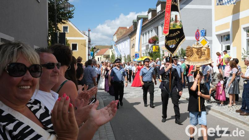 Beifall für die Teilnehmer am Heimatfest-Zug in Schwarzhofen. 80 Gruppen zogen durch die Ortsstraßen. Bild: Hirsch