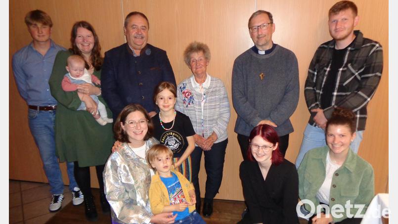 Waltraud Neuberger zusammen mit Bürgermeister Peter Dotzler und Pfarrvikar Christian Preitschaft sowie mit den Enkeln und Urenkeln Korbinian, Annalena, Elina, Katharina, Emma, Jonathan, Marietta, Johannes und Marie-Luise (von links) Bild: Peter Dotzler