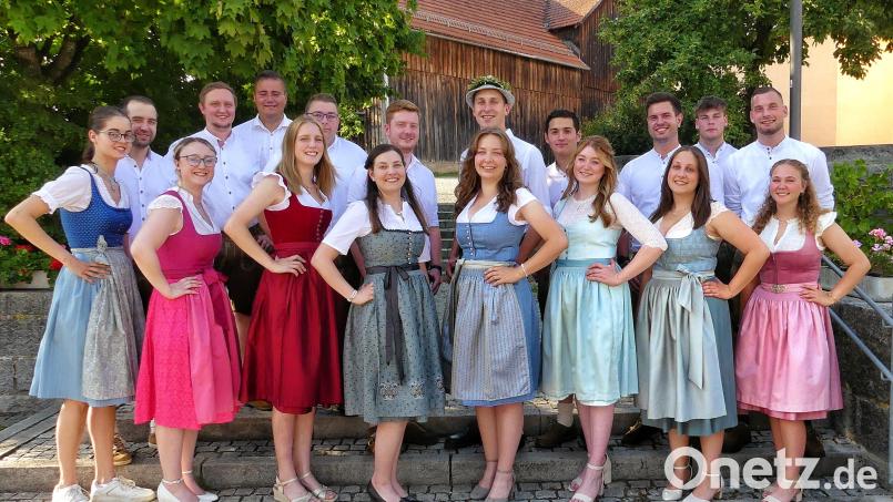 Die Etsdorfer Kirwapaare freuen sich auf die nächsten Tage. Von Samstag, 23., bis Montag, 25. August, ist im Dorf Kirwa. Bild: gri
