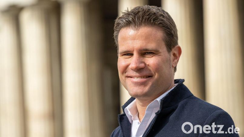 Agiert als Losfee: Ex-Referee Felix Brych. Bild: Peter Kneffel/dpa