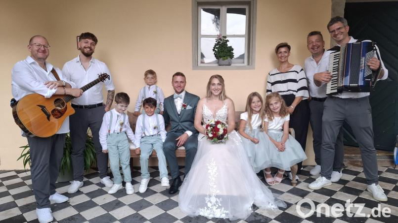 Das Brautpaar Franziska Utz-Kleber und Josef Kleber - hier mit Band und Blumenkindern - feierte die Hochzeit auf Schloss Guteneck. Nach der Ankunft musste man erst ein wenig abwarten, bis sich ein heftiger Gewitterregen verzogen hatte. Bild: jua