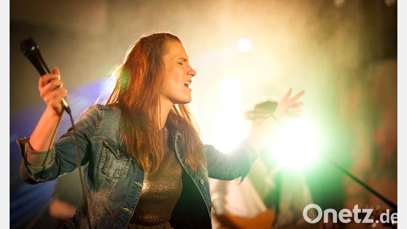 Die Sängerin Caroline Röske singt die größten Hits von Tina Turner auf der Naturbühne Schönberg in Grafenwöhr. Bild: Christian Ringer/exb