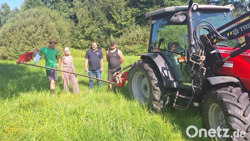 Landwirte kooperierten bei der Biotoppflege und verzichteten auf Bezahlung, um Naturschutzflächen zu erhalten (von links): Horst Schwemmer, Geschäftsführer BN, Beate May, Vorsitzende der BN-Kreisgruppe, Thomas Weiß, Landwirt aus Vilseck, Sebastian Weiß, Landwirt aus Weikenricht. Bild: Weiß