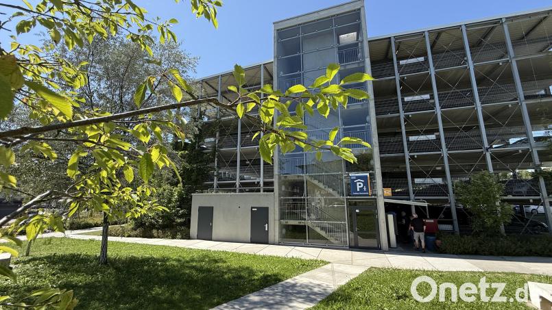 Das Treppenhaus der Parkgarage von der Marienstraße aus gesehen. Links daneben ist ein Anbau mit zwei Türen. Die rechte Tür ist der Eingang zum WC. Bild: upl