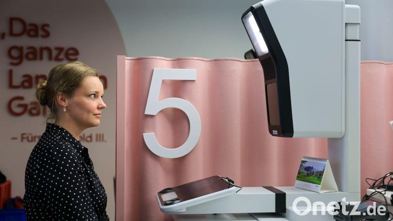 Eine Mitarbeiterin eines Ordnungsamtes demonstriert die Arbeit mit dem neuen &quot;PointID&quot;-System. Symbolbild: Jan Woitas/dpa