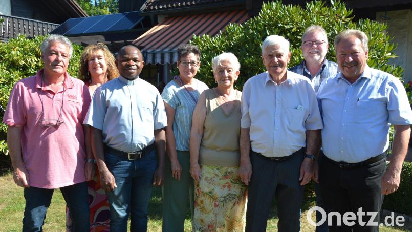 Sohn Harald, Schwiegertochter Christine, Pfarrvikar Luke Eze, Tochter Claudia, Ehefrau Dagmar, Gerhard Greim, sowie Johann Brandl (von links) gratulierten Erich Ottlinger (dritter von rechts). Bild: jr