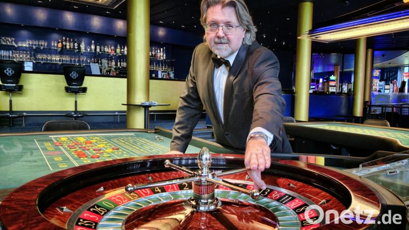 Volker Kumeths Berufsalltag ist der Umgang mit der Kugel am Roulette in der Spielbank Bad Kötzting. Der aus Bärnau stammende Croupier gehört zu den Pionieren dieses Casinos, das vor 25 Jahren eröffnet wurde. Bild: Lukas Vanik