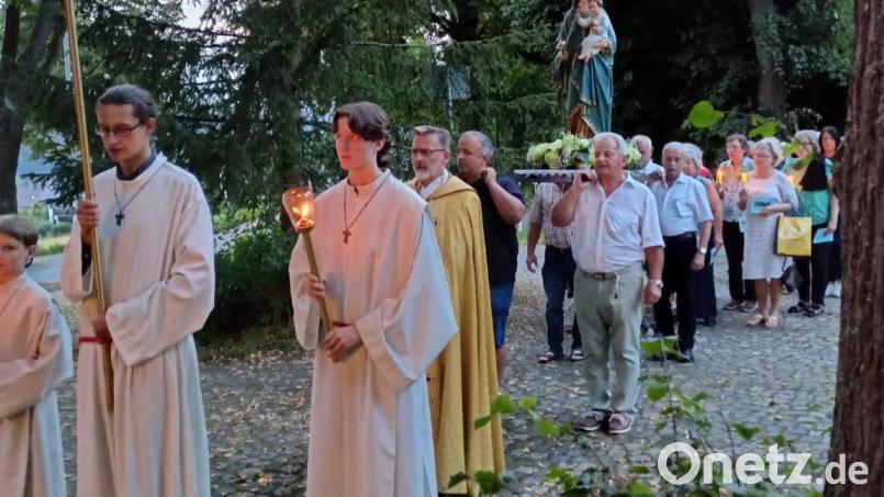 Die Lichterprozession führte durch den Neustädter Felixwald. Bild: mas