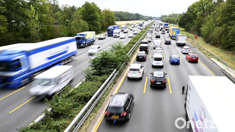 Die Polizei entdeckte bei einer Kontrolle auf der A 6 eine gefälschte ADR-Bescheinigung. Symbolbild: Roberto Pfeil/dpa