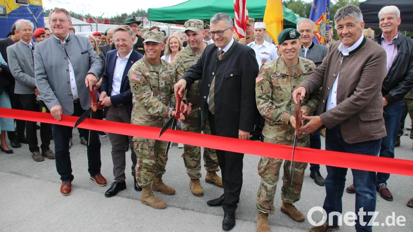 Vilsecks Bürgermeister Hans-Martin Schertl, Landtagsabgeordneter Tobias Reiß, Brigadegeneral Terry Tillis, Command Sergeant Major Paul M. Fedorisin, Staatsminister Florian Herrman, Oberst Stephen Flanagan und Grafenwöhrs Bürgermeister Edgar Knobloch (von links) schnitten gemeinsam das Band zum Festgelände durch. Bild: sne