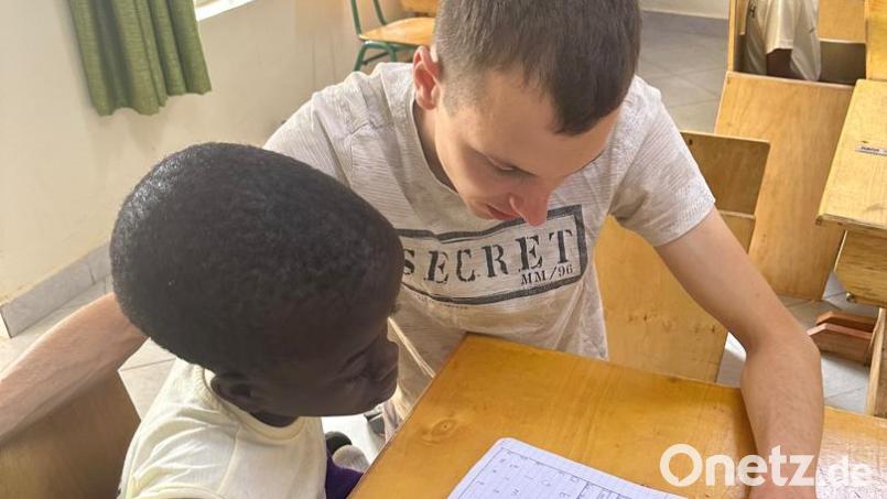 Maximilian Pecher aus Tirschenreuth ist derzeit in Uganda. Er kümmert sich um Kinder mit Beeinträchtigungen, hilft ihnen unter anderem beim Lesen und Schreiben. Bild: Maximilian Pecher/exb