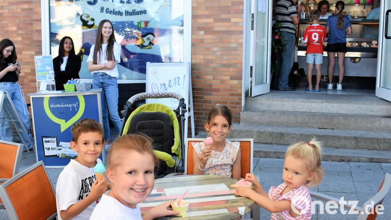 &quot;Mmmh, das Eis ist lecker&quot;, freuen sich die kleinen Eisschlecker, die mit Oma und Opa zur Eisdiele &quot;Pinguino&quot; gekommen waren. Bild: rgr