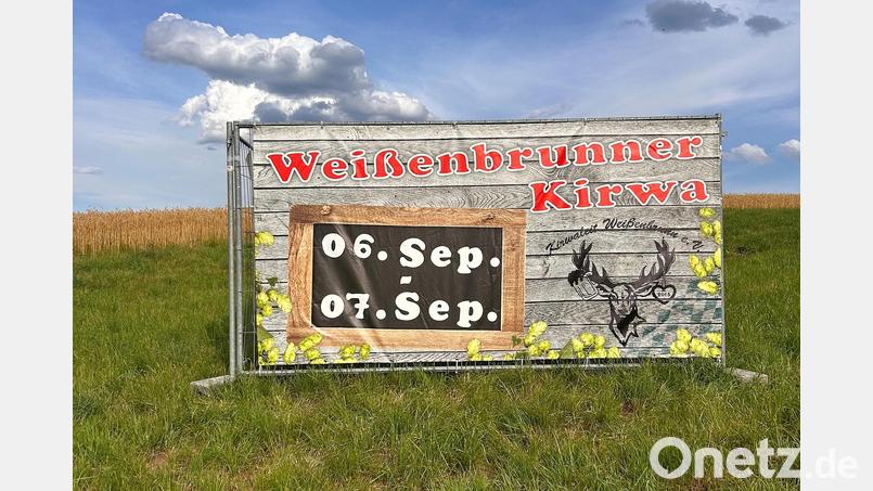 Da stand es noch: Dieses Banner mussten die Kirwaleit Weißenbrunn wieder abnehmen, weil es außerhalb der Ortschaft und zu nah an der Staatsstraße stand. Bild: Michael Stark