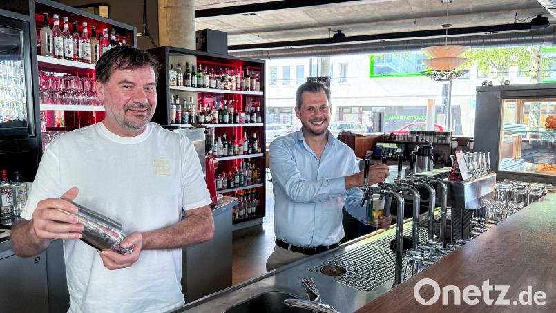 Das Kult in Amberg. Das Café Kult ist 25 Jahre alt geworden. Inhaber Norbert Stöckl (links) und Geschäftsführer Sebastian Weiß hinter der Bar. Bild: Stephan Huber