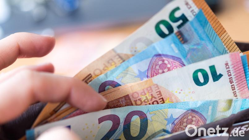 Der Autoverkäufer hatte das Bargeld im Handschuhfach vergessen. Symbolbild: Monika Skolimowska/dpa