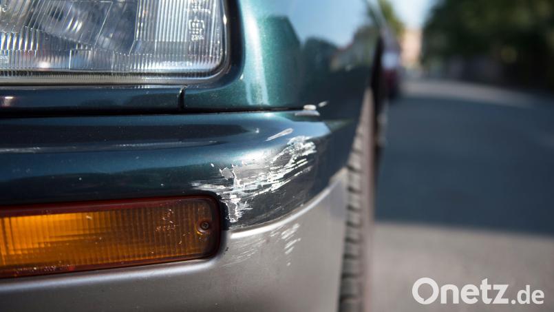 Das Auto einer Frau wurde auf einem Parkplatz in Amberg beschädigt. Symbolbild: Arno Burgi/dpa