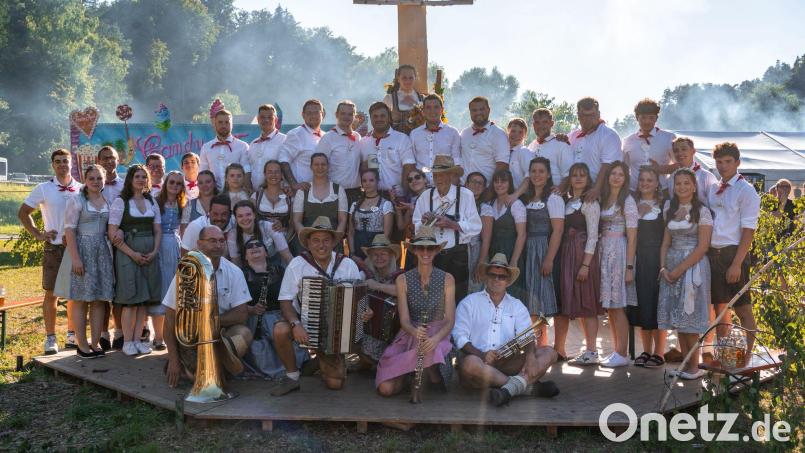 Die Hirschbacher Kirwapaare nach dem Austanzen mit ihrer Hirschbacher Musik Bild: lei