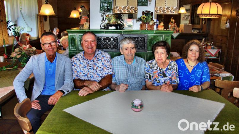 Am 85. Geburtstag in der Wirtsstube am Kachelofen: Bürgermeister Peter Achatzi, Werner Bär (Sohn), Jubilar Helmut Bär mit Gattin Helga und Tochter Merlyn (von links). Bild: ds
