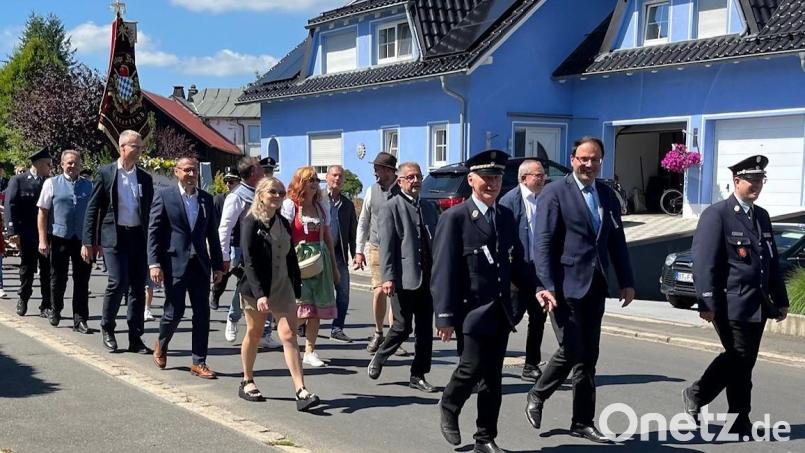 Im Festzug marschierten neben Vertretern von 28 Vereinen auch
 Staatssekretär und Schirmherr Martin Schöffel (Mitte), Zweiter Vorsitzender Walter Ehlich (links) und Kreisbrandmeister Johannes Geisler (rechts) mit. Bild: gis