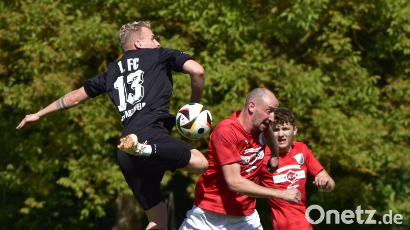Im letzten Spiel der vergangenen Saison trennten sich der SV Kemnath (Mitte Thomas Ott) und der 1. FC Schwarzenfeld (links Timon Porcher) 1:1. Am Mittwoch gibt es eine Neuauflage im Pokal. Bild: mhs