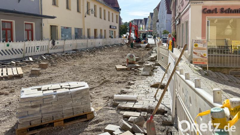 Seit 4. August ist die Rosenberger Straße in der Sulzbacher Altstadt zwischen Carl Schmidt und Rathaus für Sanierungsarbeiten voll gesperrt. Der Unterbau hatte nachgegeben, die Pflastersteine waren abgesackt. Bild: Petra Hartl