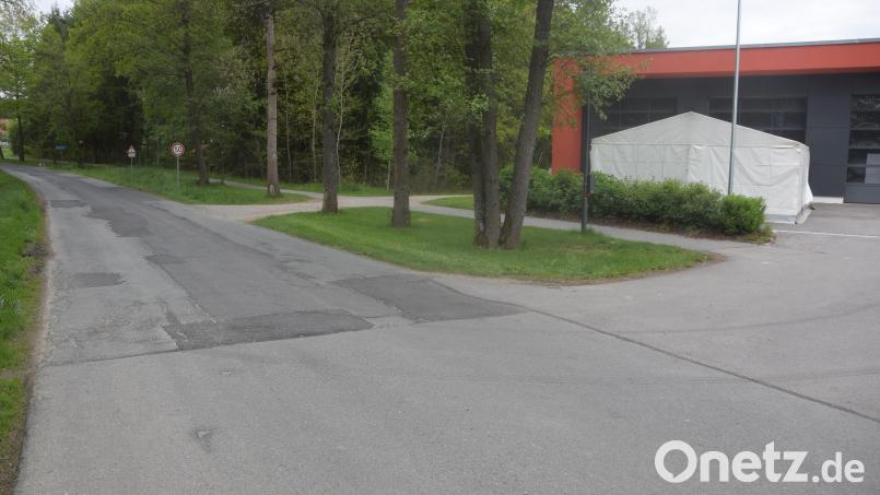 Das Teilstück der Straße von Pirk nach Irchenrieth wird ab dem Ortsteil Enzenrieth bis nach Irchenrieth saniert. Dazu wird die Strecke bis 31. Oktober gesperrt. Bild: fz