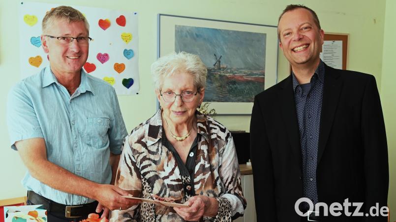 Pfarrer Thomas Helm (rechts) und Bürgermeister Franz Badura (links) gratulierten Maria Schlosser zum 90. Geburtstag. Bild: gf