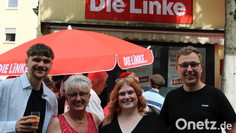 Luke Hoß, Uschi Maxim, Sarah Vollath und Tobias Mainka (von links) freuten sich über die Eröffnung des neuen Büros. Bild: Stefan Dickert