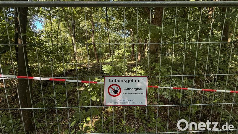 Dort, wo am Amberger Erzberg einst die Anlagen des Barbarschachts standen, ist derzeit ein weiter Bereich mit einem Bauzaun abgesperrt. Bild: Wolfgang Steinbacher