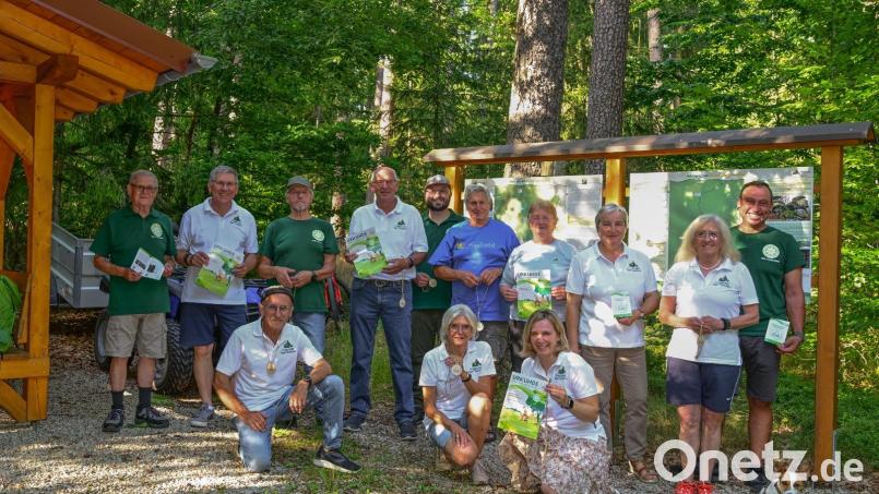 Der Fichtelgebirgserein - Ortsgruppe Friedenfels und das Team Tourismus Friedenfels freuen sich über das neue Wanderangebot für Familien. Bild: Dr. Siegfried Steinkohl