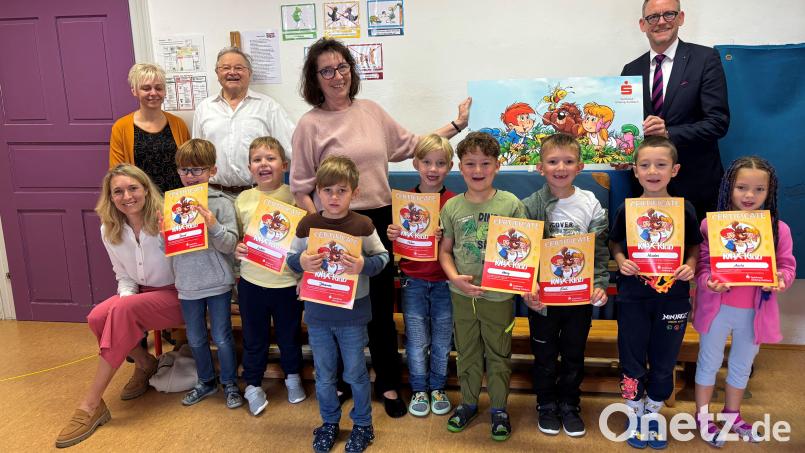 Thomas Pickel, Eva Lange-Noersewan, Gerd Geismann Kindergartenleiterin Tanja Fuchs und Claudia Mai (von rechts) freuten sich mit den Kindern über deren „Certificates“ Bild: Sparkasse, Kathrin Schmidt