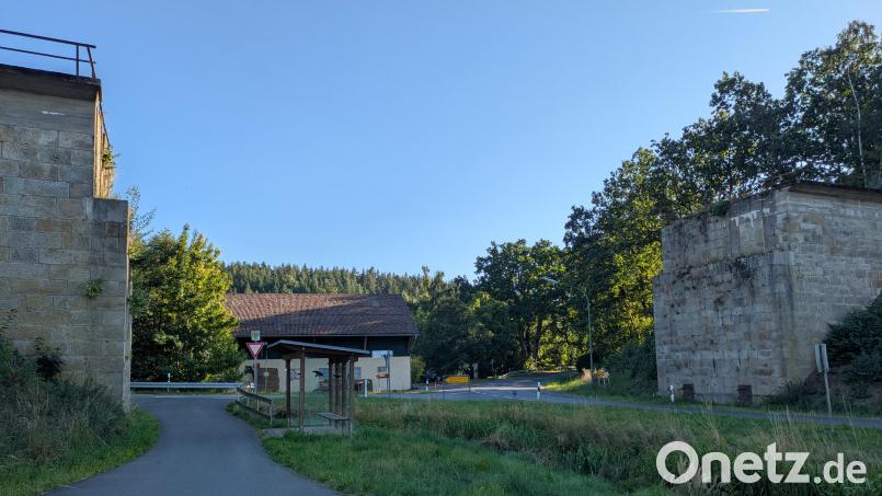 Die Reste der früheren Eisenbahnbrücke in Hundsbach sollen nun bald abgebaut werden. Inzwischen äußert ein Bewohner des Ortsteils Kritik an der Maßnahme. Bild: pz