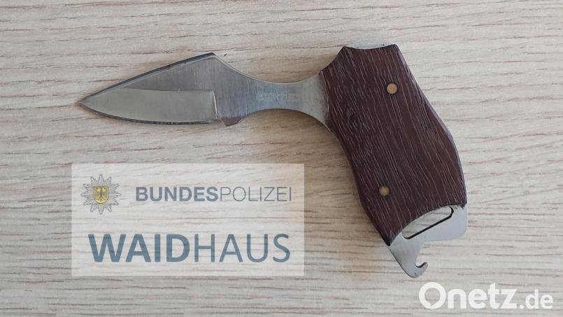 Beamte der Bundespolizei Waidhaus stellten dieses illegale Faustmesser sicher. Bild: Bundespolizei Waidhaus/exb