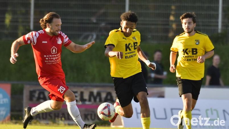 Matthew Carswell (Mitte) vom FC Amberg wird von Inter-Spielertrainer Helmut Jurek verfolgt, beobachtet von Frank Wagner (rechts). Im Stadtderby rettete der FC mit dem 3:3 in letzter Sekunde noch einen Punkt. Bild: Hubert Ziegler