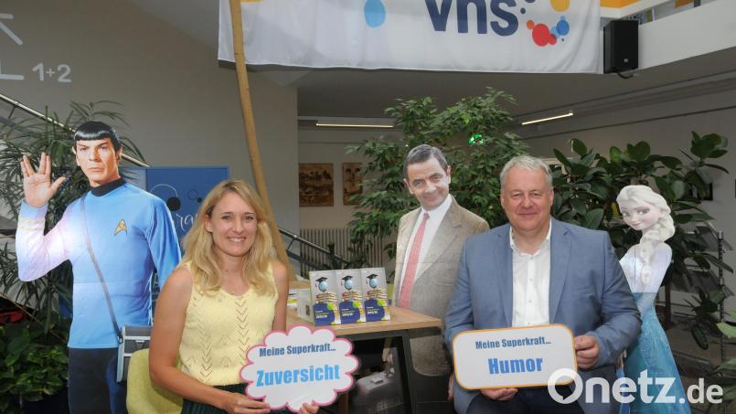 Mutmachleute repräsentieren Superkräfte wie Zuversicht oder Humor für die VHS-Wanderausstellung: Mr. Spock, VHS-Chefin Claudia Mai, Mr. Bean, Landrat Richard Reisinger und Prinzessin Elsa (von links). Bild: ge