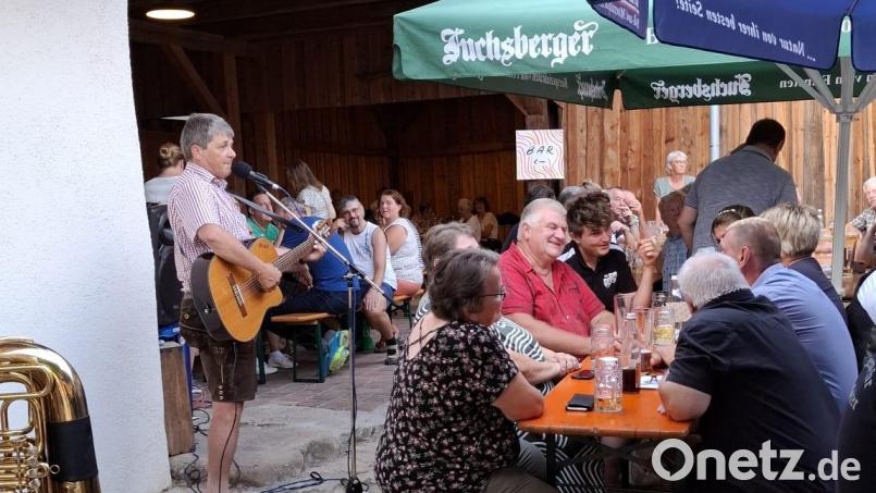 &quot;Bäff“ (Josef Piendl) brachte mit seinen Gstanzln und witzigen Geschichten die Besucher zum Lachen. Bild: Anna Rieger
