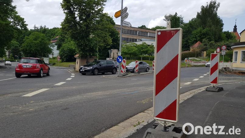 Die Baustelle in der Kanonikus-Mehler-Straße (rechts) rückt für eineinhalb Wochen in den Bereich zwischen Murschrottplatz und St.-Peter-Straße (Hintergrund) vor. Ab kommendem Dienstag bis zum letzten Tag der Pfingstferien ist hier für den Verkehr gesperrt. Bild: Benkhardt