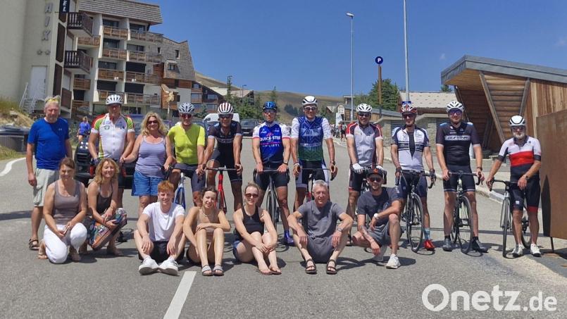 Die wohl anspruchsvollste Etappe führte nach Alpe d’Huez, ein Klassiker der &quot;Tour der France&quot;. Von links stehend die Radsportler Lothar Müller, Markus Preisinger, Manuela Müller (Begleitteam), Gerd Biebl, Karl Siller, Klaus Haberkorn, Rudi Böhm, Hubert Beinrucker, Gerald Krehl, Johannes Malzer und Peter Rauch. Von links, sitzend, das Begleitteam Sabine Müller, Christine Böhm, Christoph Plan, Mareike Preisinger, Marina Preisinger, Klaus Müller und Florian Helm. Bild: Lothar Müller