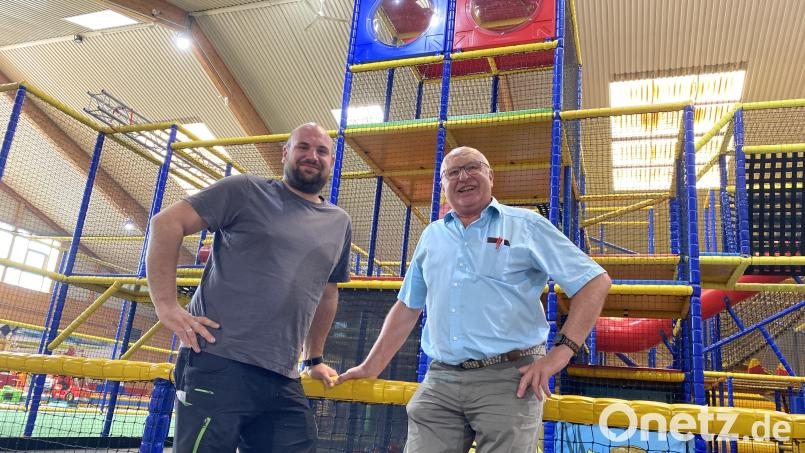 Maximilian Unger (links) und Wolfgang Unger: Sie führen das &quot;Nabbadabbadoo&quot; in Nabburg. Bild: Sebastian Böhm