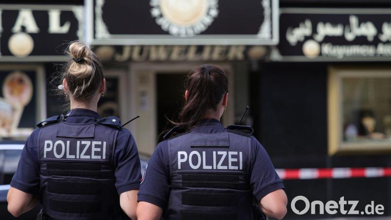 Polizistinnen stehen vor einem Juweliergeschäft. Nach einem Einbruch in eine Juweliergeschäft in der Regensburger Altstadt hat die Kripo Spuren gesichert und bittet nun die Bevölkerung um Mithilfe. Symbolbild: Christoph Reichwein/dpa