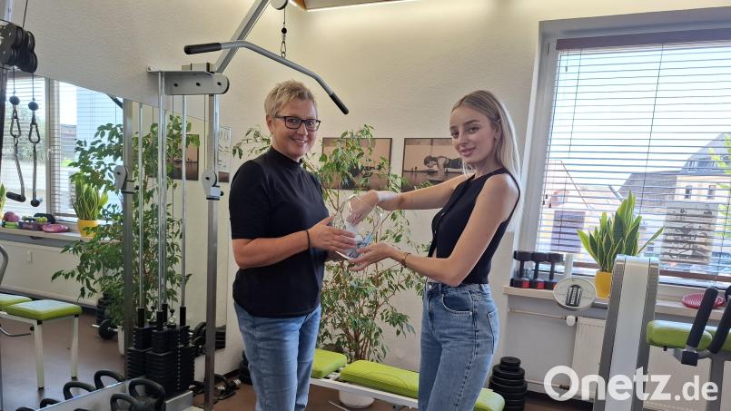 Wie schon vor 25 Jahren: Beatrix Scharnagl (links) feiert mit ihrer Physiotherapie-Praxis Jubiläum, Nichte Laura zog wieder die Gewinner. Bild: esc
