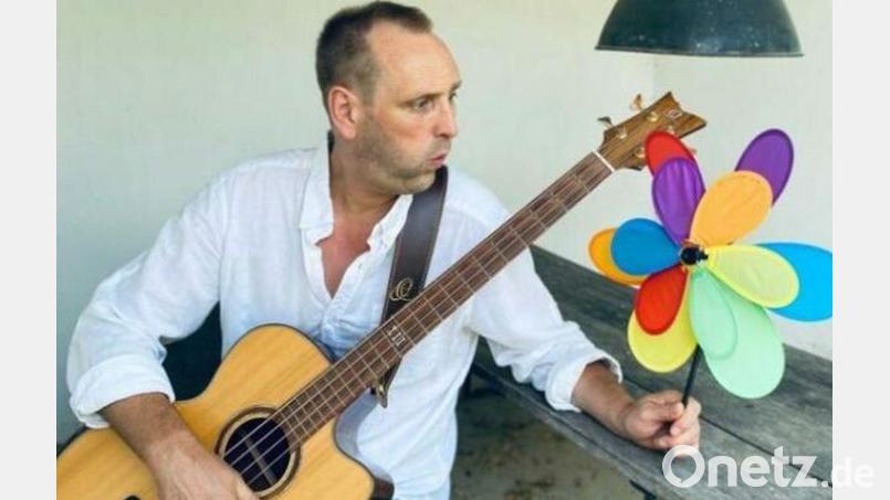Thomas Brückner spielt sein Programm &quot;Tom Quijote und die Mühlen des Lebens&quot;. Bild: Thomas Brückner/exb