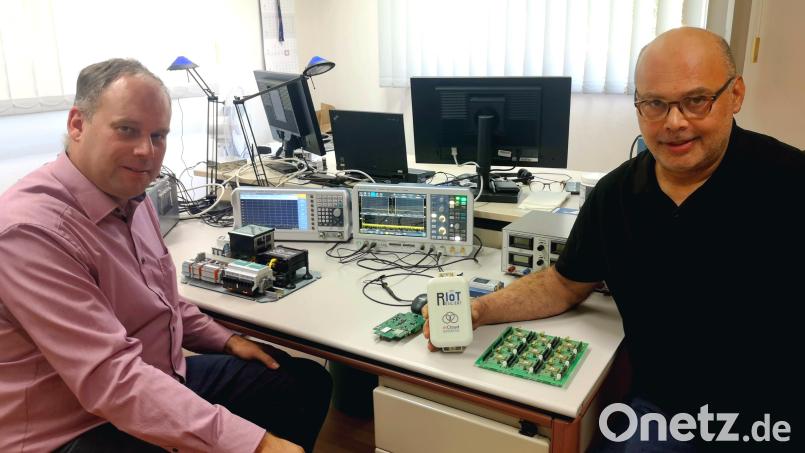 Dr. Sebastian Baumgartner (links) und Michael Arneth präsentieren ein von mCloud Systems entwickeltes Gerät, das zur Hochwasserfrühwarnung eingesetzt werden kann. Bild: lnz