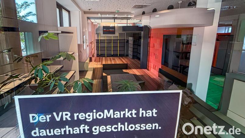 Der Regionmarkt bei der VR-Bank in der Bahnhofstraße Amberg hat dauerhaft geschlossen. Ein kurzer Blick durch die spiegelnde Türe. Bild: stephan.huber@oberpfalzmedien.de